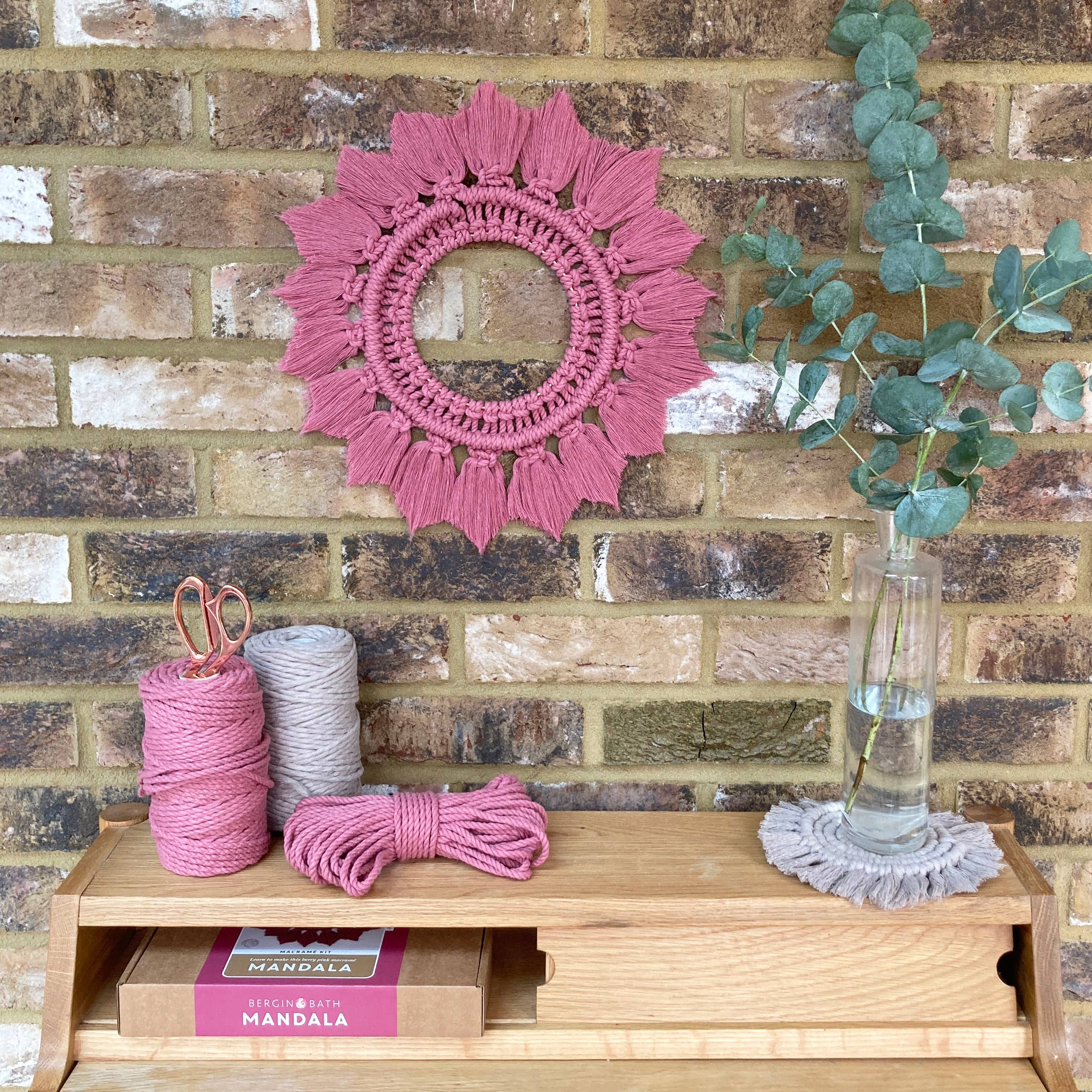 Bergin & Bath – Engroshandel DIY-hobbysæt – Macrame Kit - Mandala - Berry Pink. Håndværkssæt til voksne6
