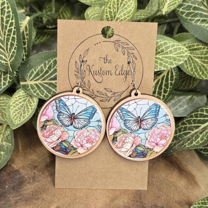 Boucles d'oreilles pendantes en bois à motif floral papillon, design printanier fait main pour la vente par The Kustom Edge