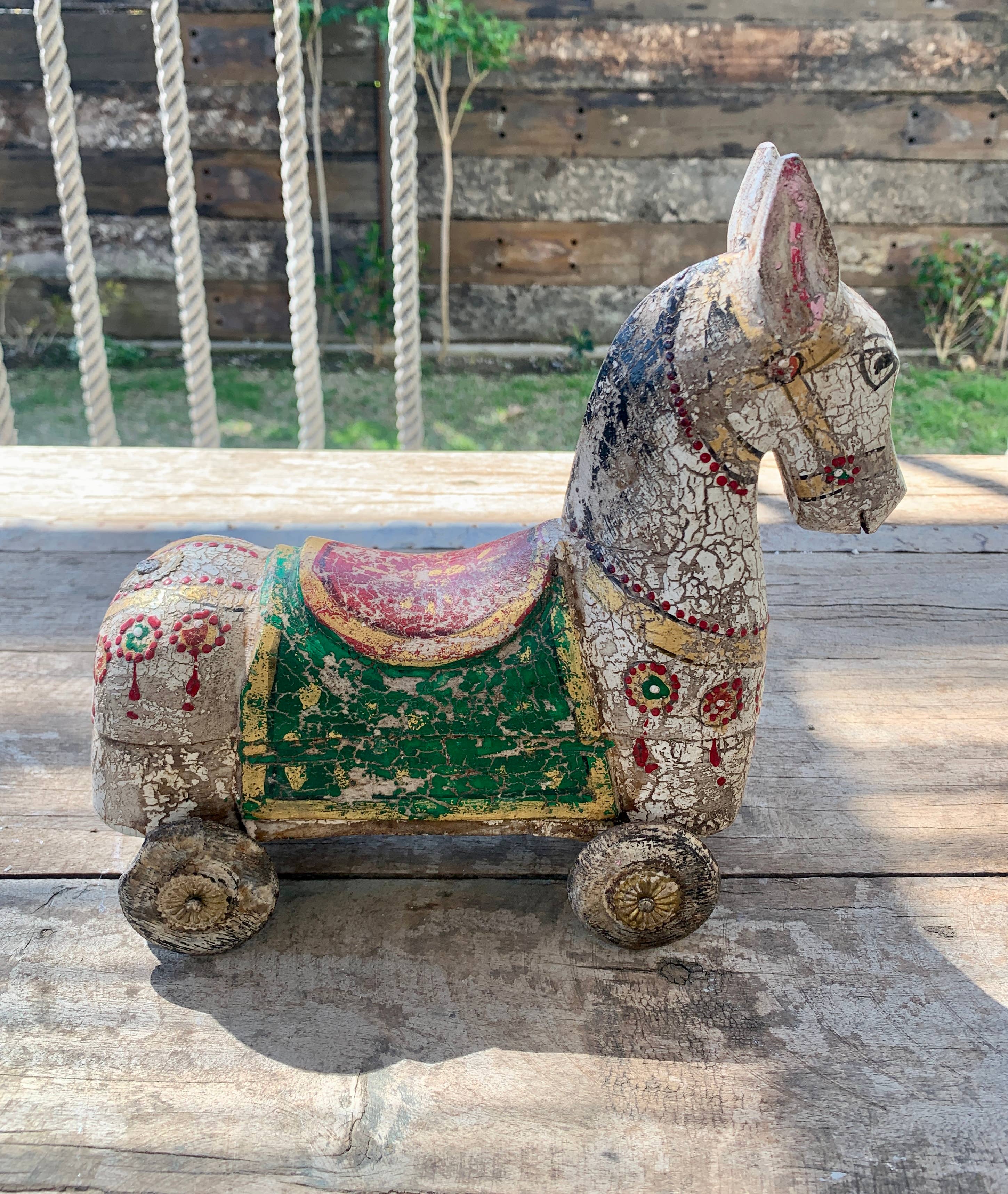 Paloma Black (Casa Natura Design, S.L.) – Objeto de mesa decorativo por atacado – Cavalo Branco em Estilo Antigo de Madeira Entalhada e Pintada à Mão