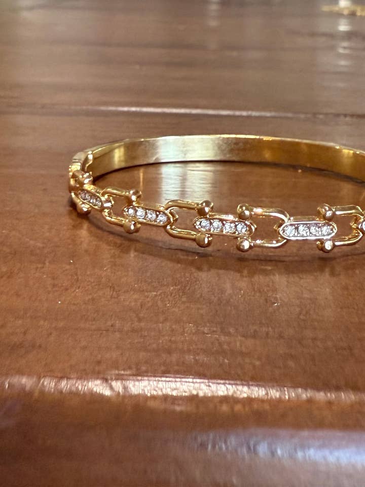 bracelet jonc en fer à cheval étanche avec zircons cubiques pour la vente par bubs & sass