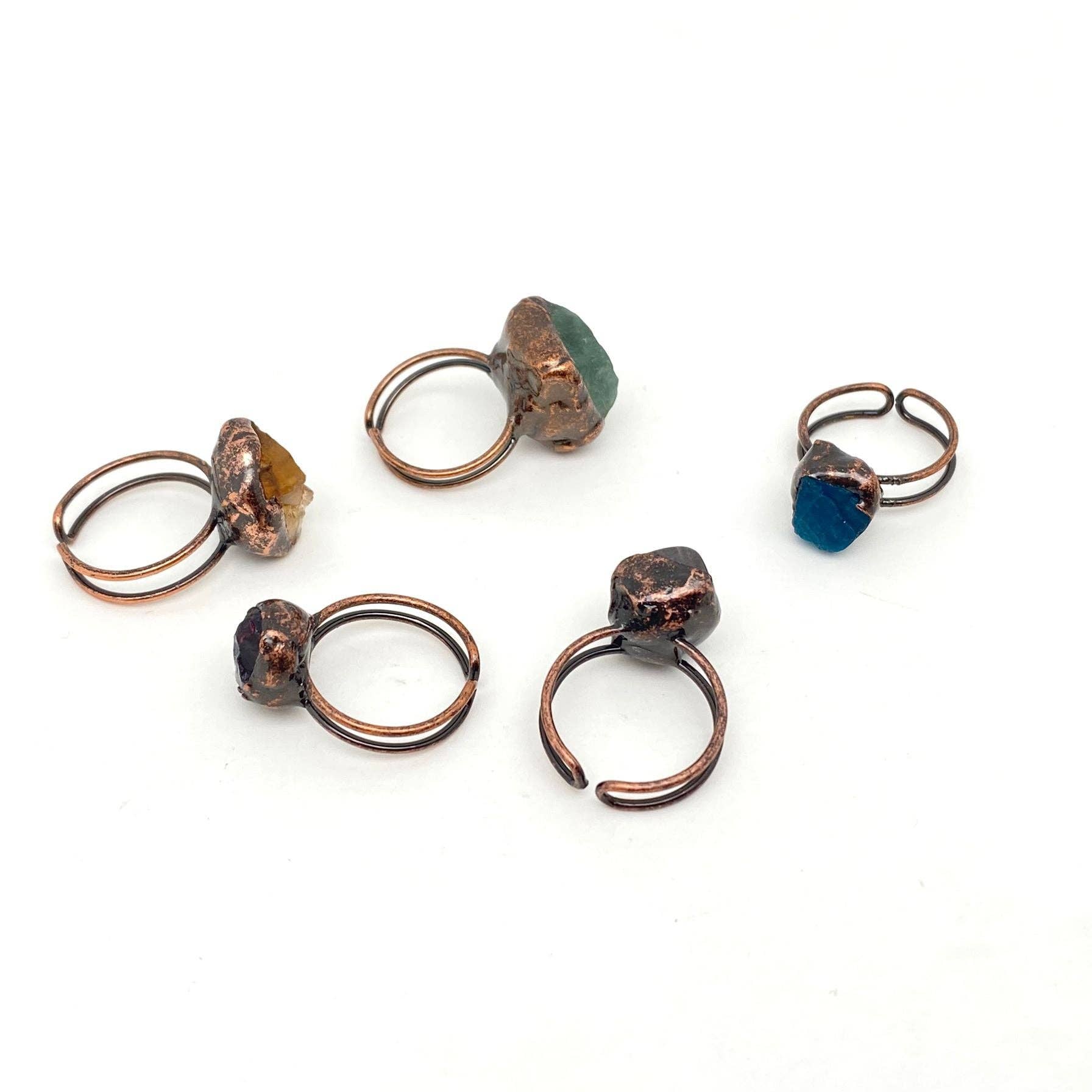 Mio Queena – wholesale Solitairering – Justerbar ring av amorf stenkristall i flera stilar - CS3