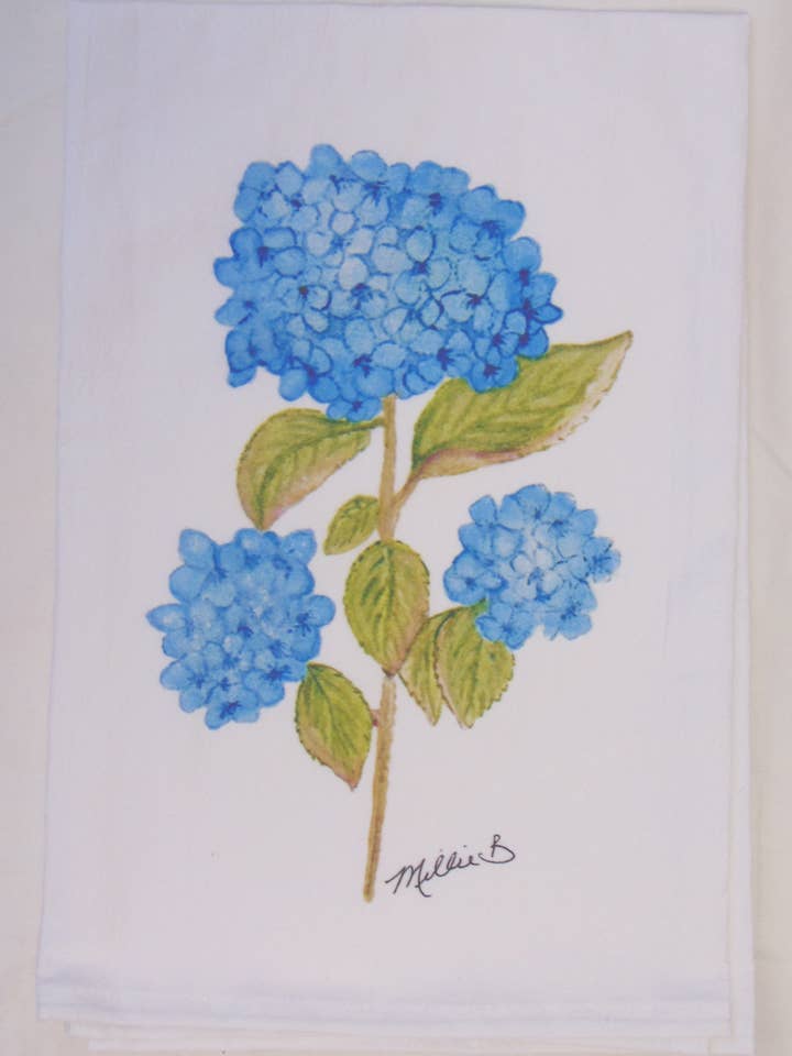 Serviette de sac hortensias bleus en édition limitée sur fond de farine blanche pour la vente par Lowcountry Linens
