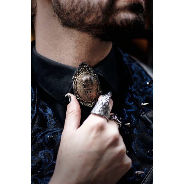 Costurero Real – Großhandel Broschen – Bronzene Brosche mit Raben-Schädel, Cameo Schmuck, gotisch-viktorianisch1