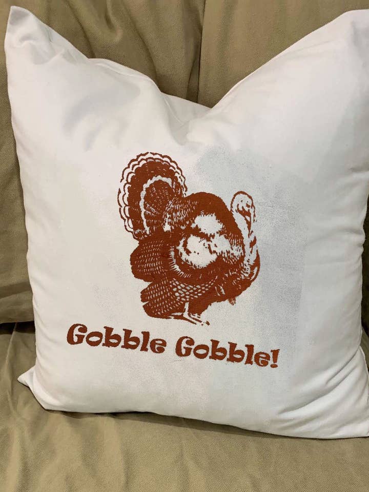 Coussin de dinde Gobble Gobble avec insert en plumes pour la vente par Monique Perry Art