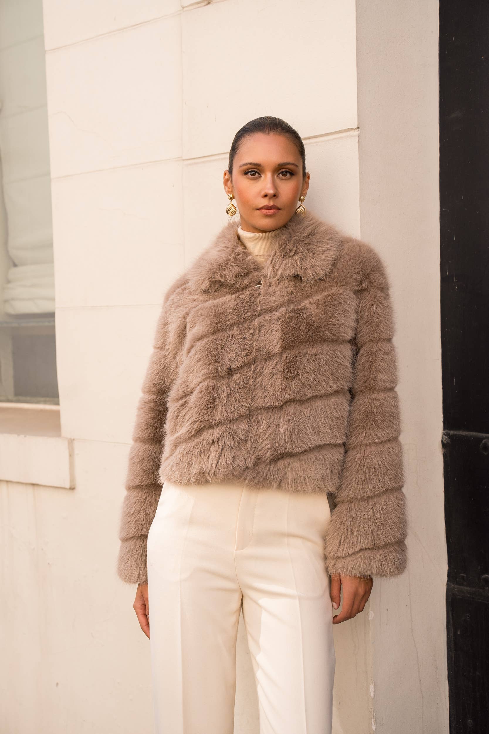 Attentif Paris - Wholesale Fur/Faux Fur Coat - Women's - Short faux fur coat with long hair and oblique stripes9