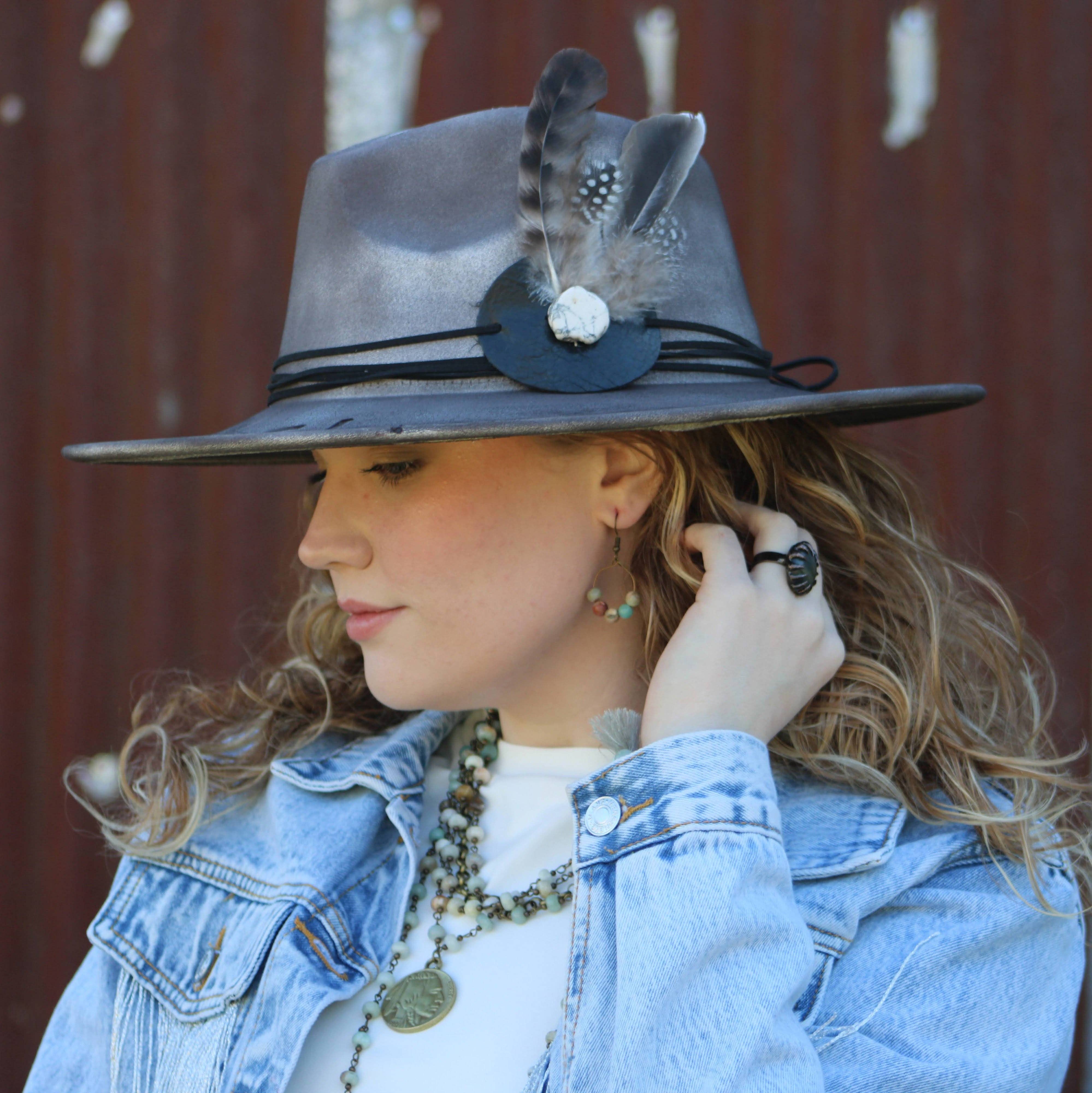 The Jewelry Junkie - Wholesale Pendant/Charm Necklace - Amazonite Collar-Length Necklace with Indian Head Coin 252L4