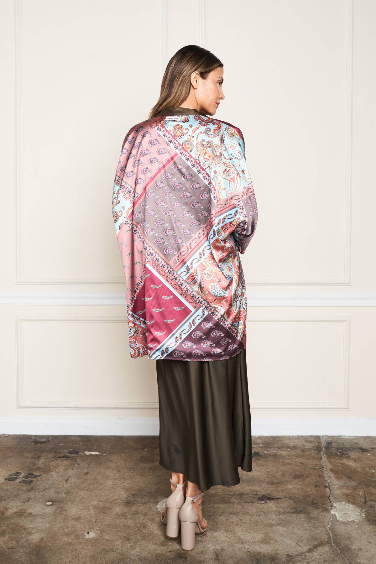 Olive 5612-MAK Vändbar Satinbroderad Kimono för wholesale på Faire10