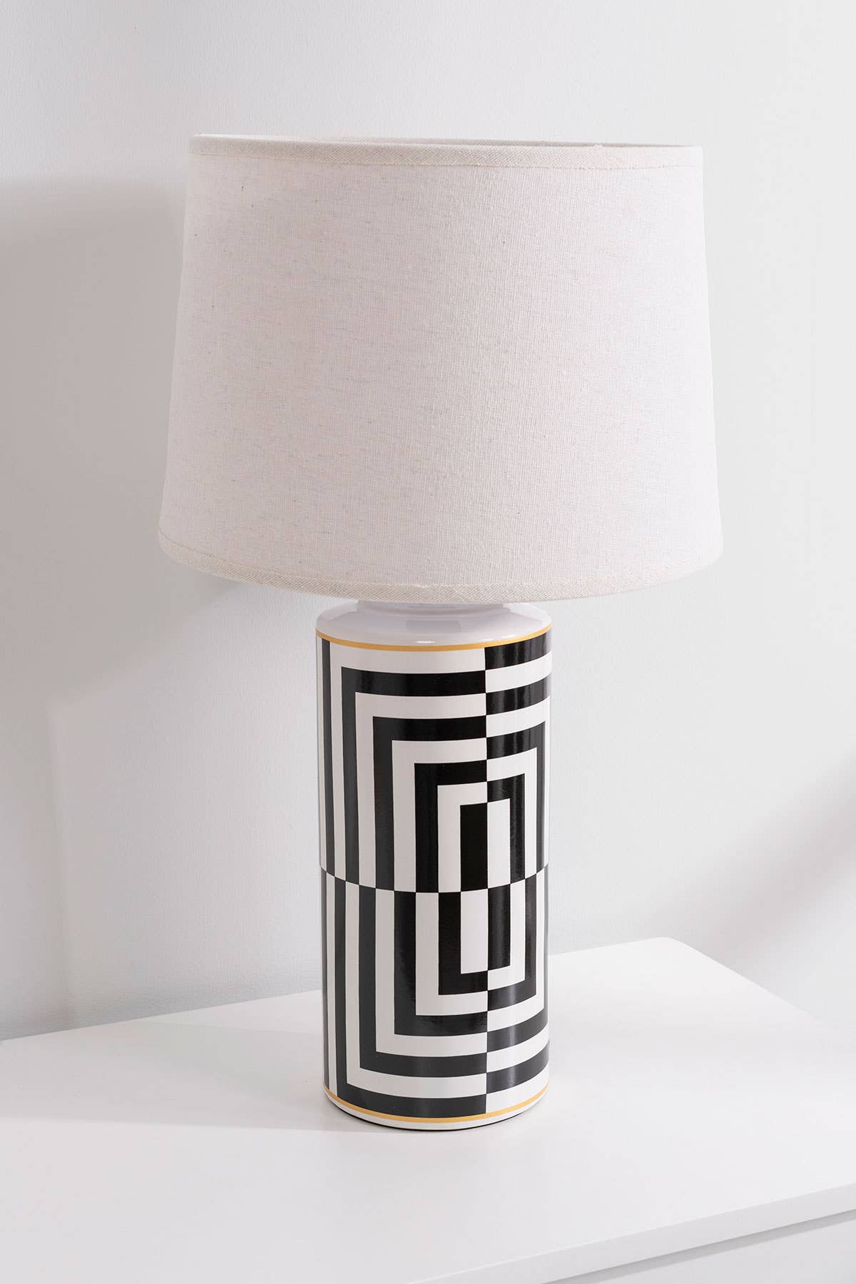 Gdeco - Vente Lampes d'appoint/de bureau - Lampe en céramique 28 x 50 cm à lignes noires et blanches avec abat-jour en lin blanc2