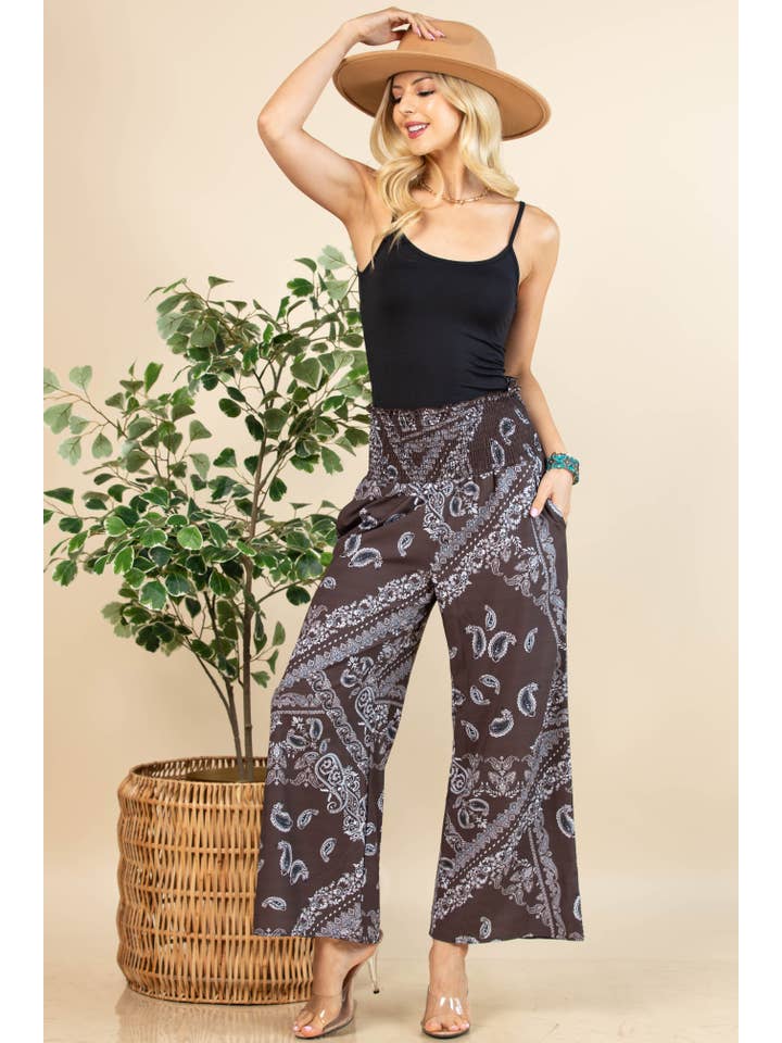 Marrón PANTALONES ANCHOS TEJIDOS CON CINTURA FRUNCIDA Y ESTAMPADO DE BANDANA AV1243-ELLEN de venta al por mayor en Faire