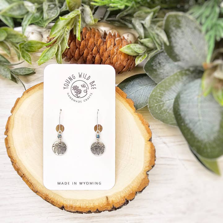 Boucles d'oreilles Mountain Charm pour la vente par Young Wild Bee