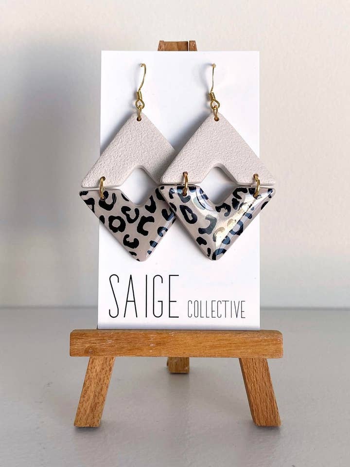Vienna - Cremefarbene Ohrringe aus Kunstharz mit Leopardenmuster für den Großhandel von Saige Collective