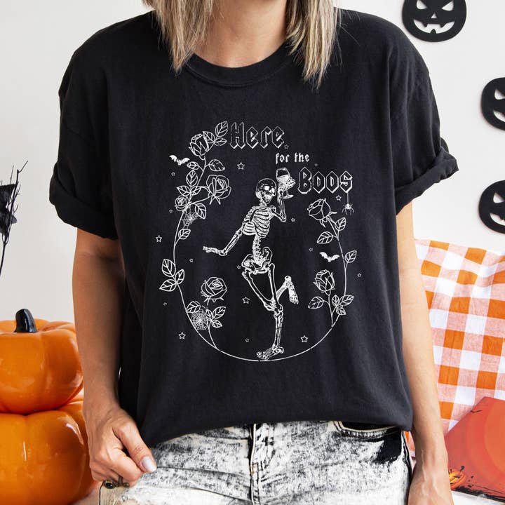 Camiseta retro de Halloween con estampado blanco de Here For The Boos para venta al por mayor de Refinery Number One LLC