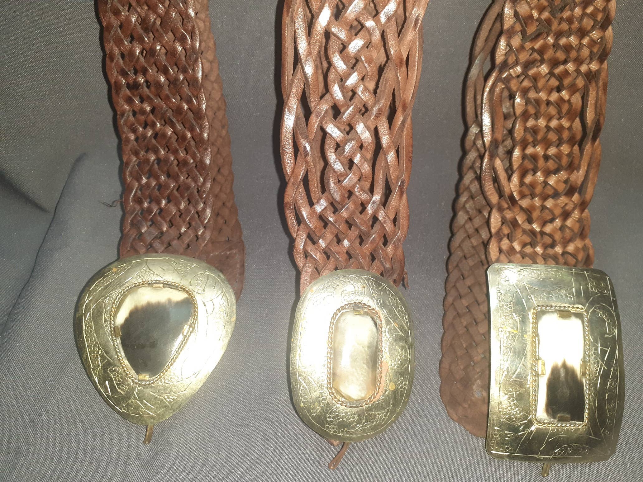 Hecho a mano – wholesale Bälte - Dam – Smalt flätat skärp i läder för damer med smal spänneplåt1