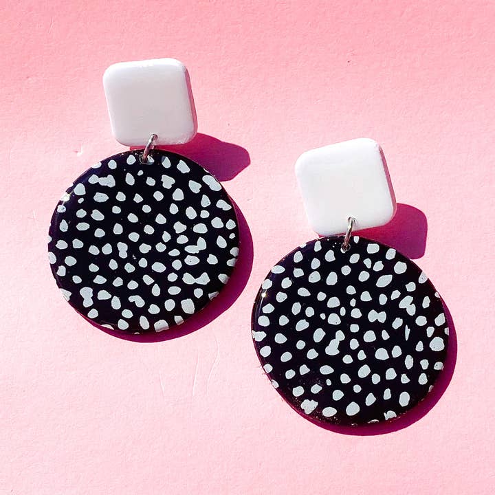 Zwart-witte polkadot oorbellen van polymeerklei voor wholesale door Night Moves Atelier