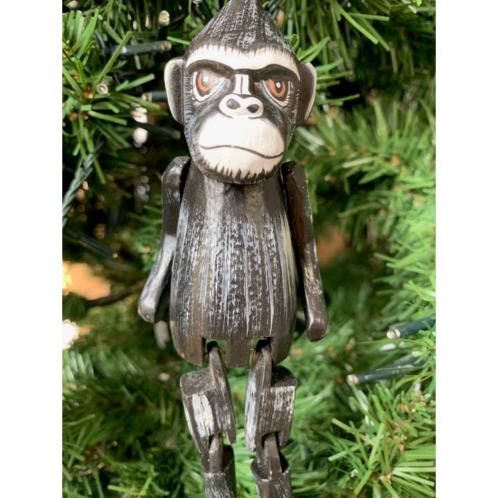 Gorilla incernierato legno intagliato e dipinto a mano ornamento natalizio per la vendita all'ingrosso da parte di Erik & Mike
