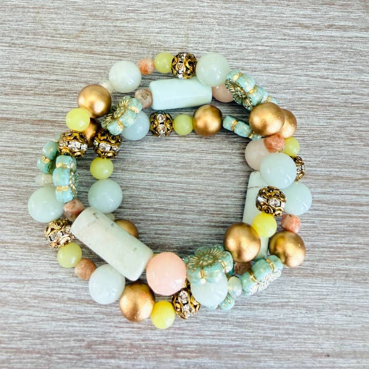 Bracelet extensible en pastels printaniers avec pierres et cristaux pour la vente par Twist Style