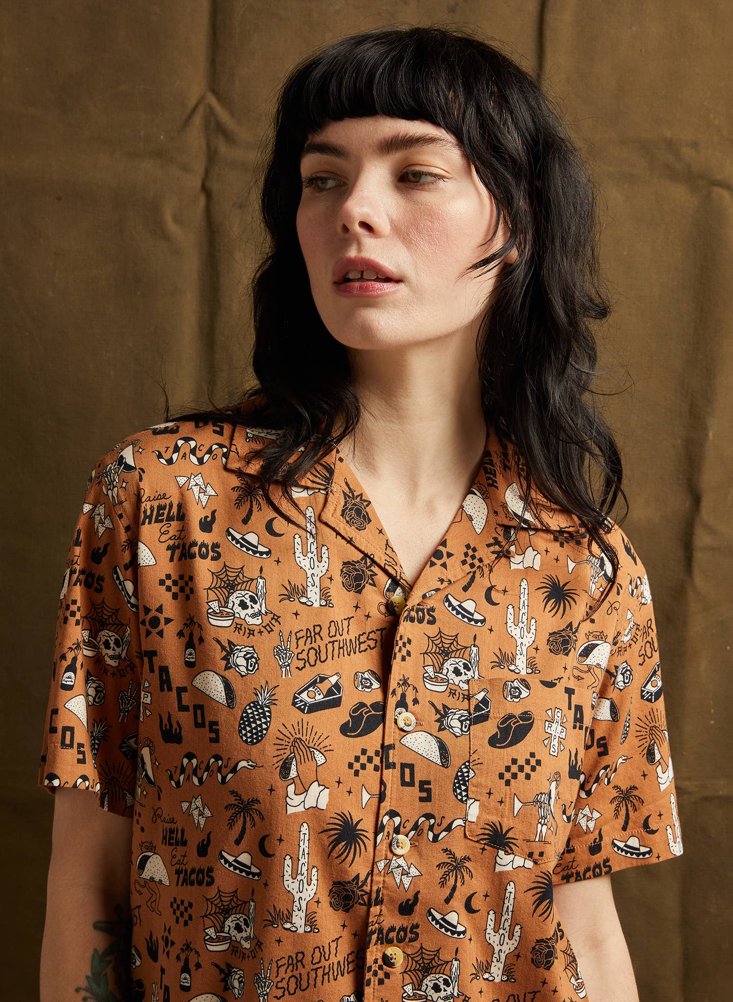 Pyknic - Venta al por mayor Camisa con botones - Unisex - Camisa casual para hombres y mujeres 'Raise Hell Eat Tacos' con botones6