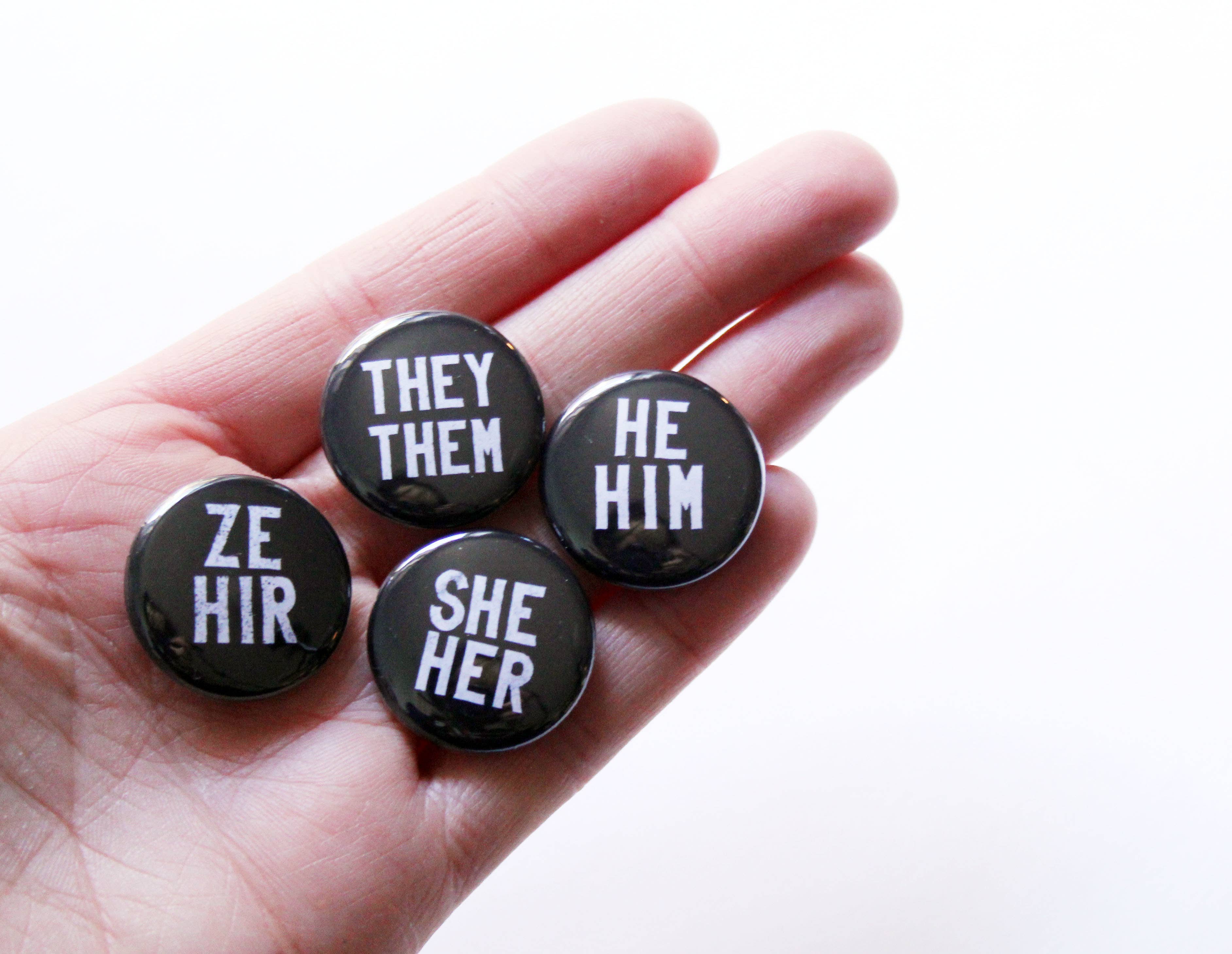 Midge Blitz – Alfinete/botão de lapela por atacado – Botão de pronome2