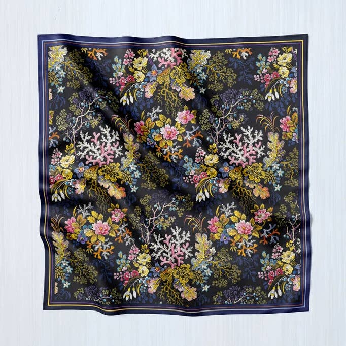 Algues et coraux par William Kilburn, écharpe luxueuse pour la vente par Ebon et Noir LLC