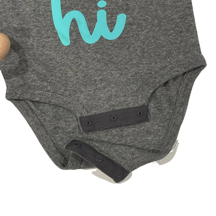 The Mini Mart Studio - Vendita all'ingrosso Tutina (senza piedini) - Neonati - Oh Hi Baby Onesie | Simpatico body da neonato | Completo da ritorno a casa | Regalo per bebè | Tutina per bebè Hello | Tutina per neonato unisex | Body per neonato
