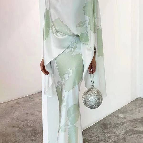 Ensembles chemises et jupes à manches évasées et imprimé floral bicolore ajustés pour la vente par Sheer Trend