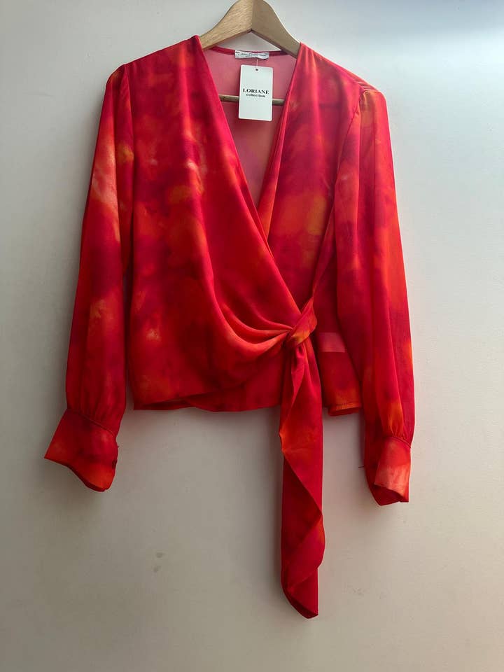 Blusa cruzada estampada con lazo para venta al por mayor de LORIANE