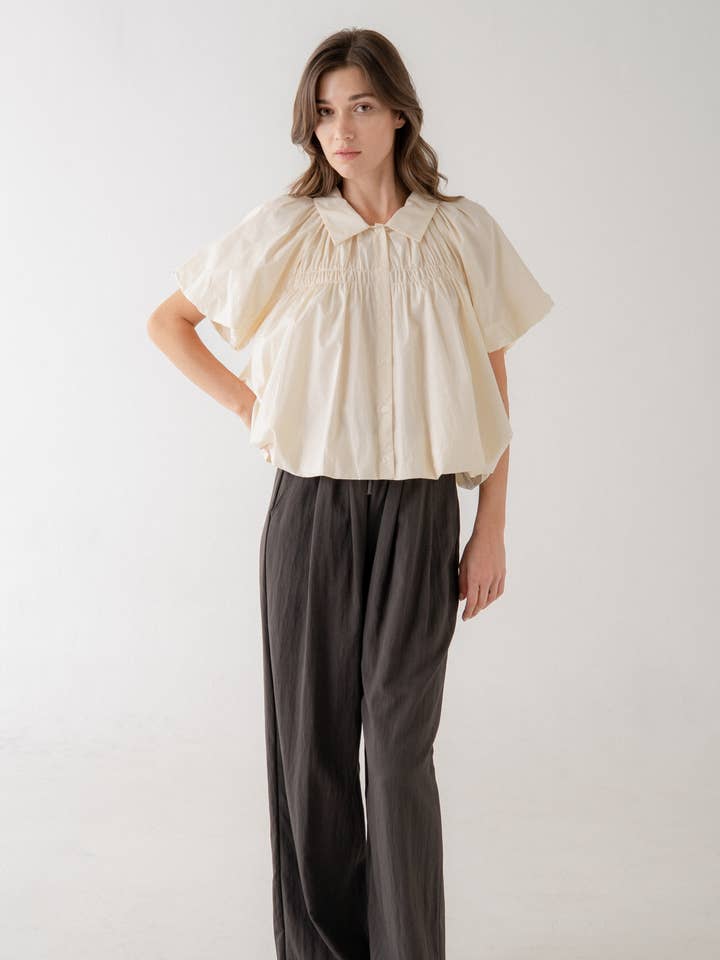 BLOUSE À MANCHES BOUFFANTES AVEC BUSTIER FRONCÉ ET BOUTONNÉE pour la vente par ELLE GREY