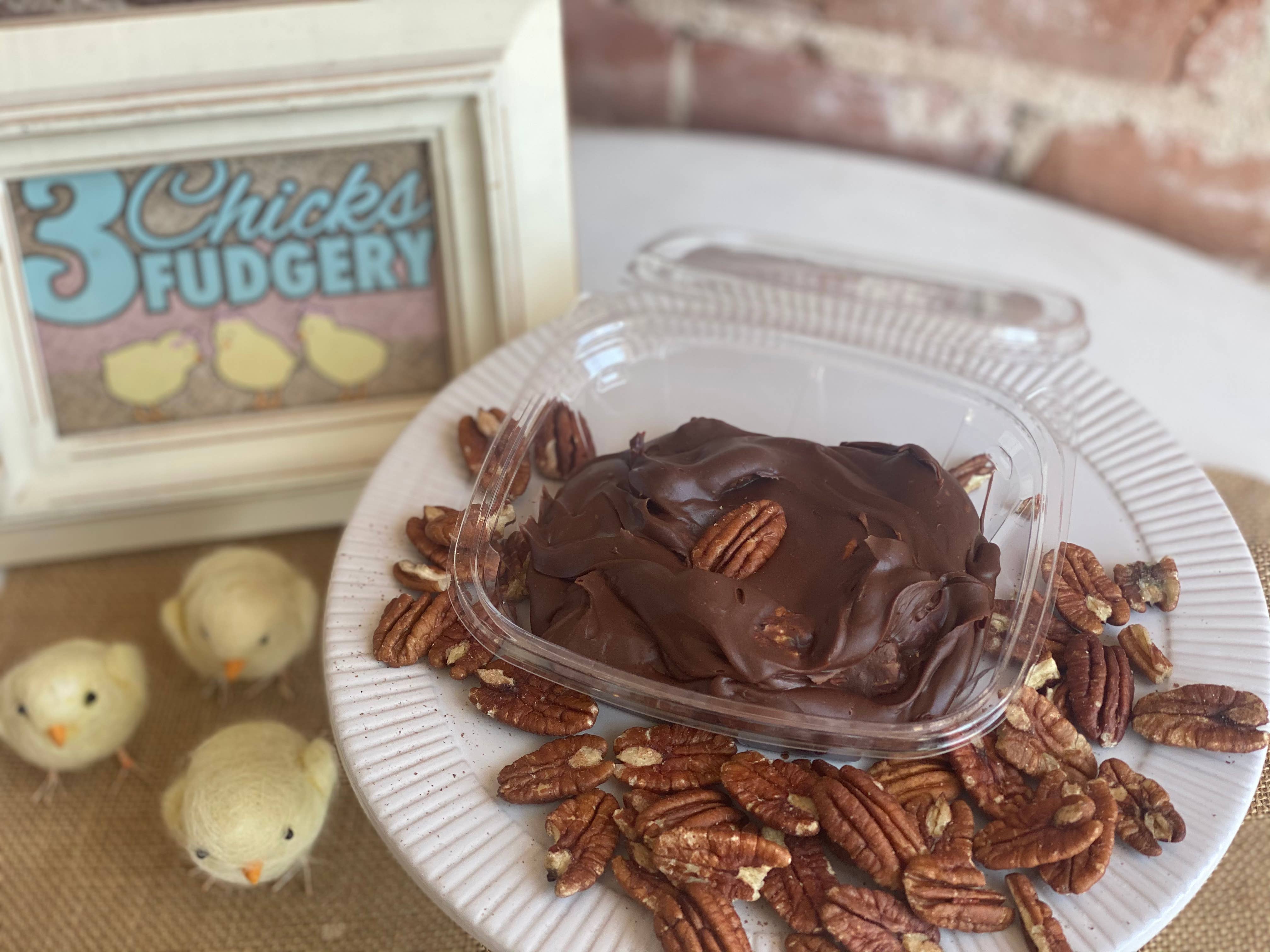 3 Chicks Fudgery - Vente Fudges - Fudge au chocolat et aux pacanes 1/2 livre2