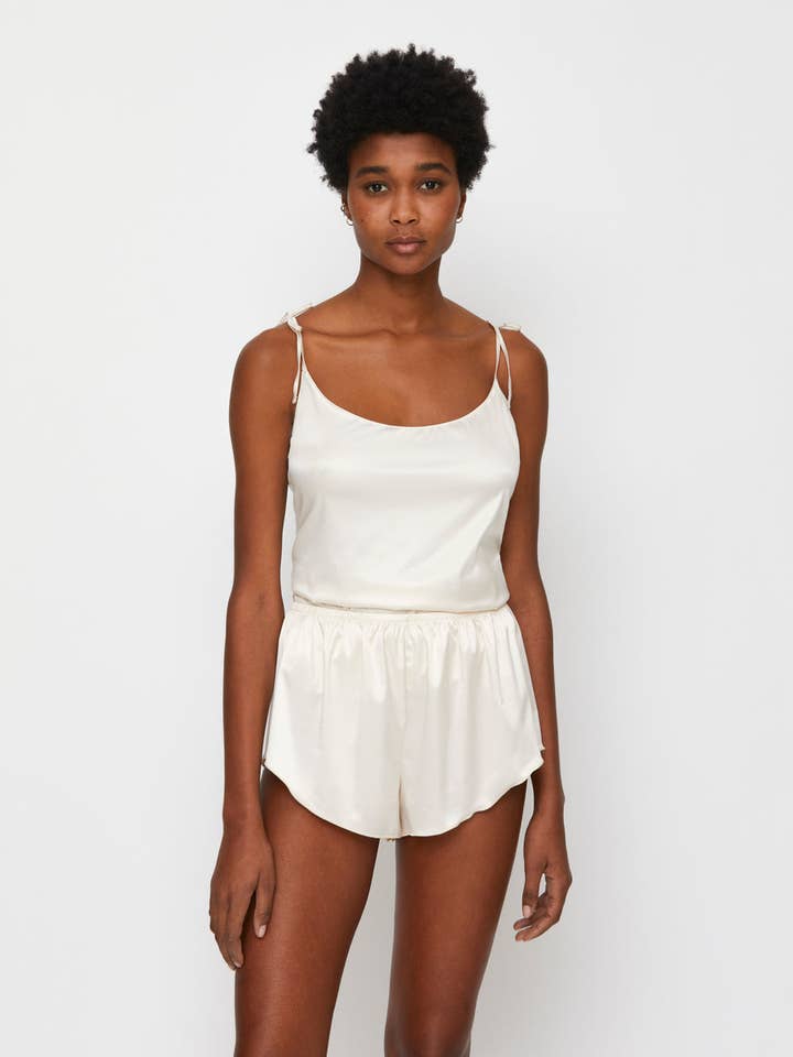 Lolita Goes Bed - korte satinshorts i elfenben for engroshandel hos Chitè Milano