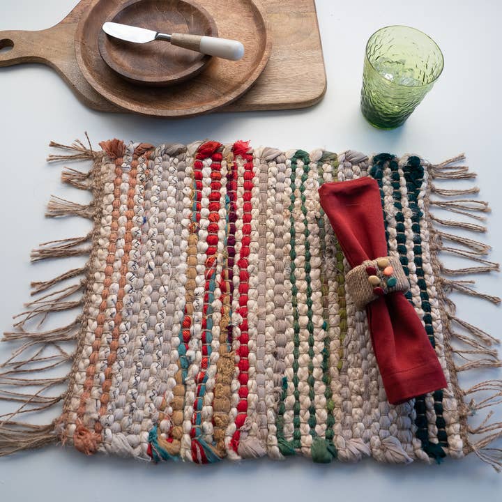 India Handicrafts Inc – wholesale Bordstablett – Vävd naturlig och flerfärgad jute fyrkantig bordstablett med fransar