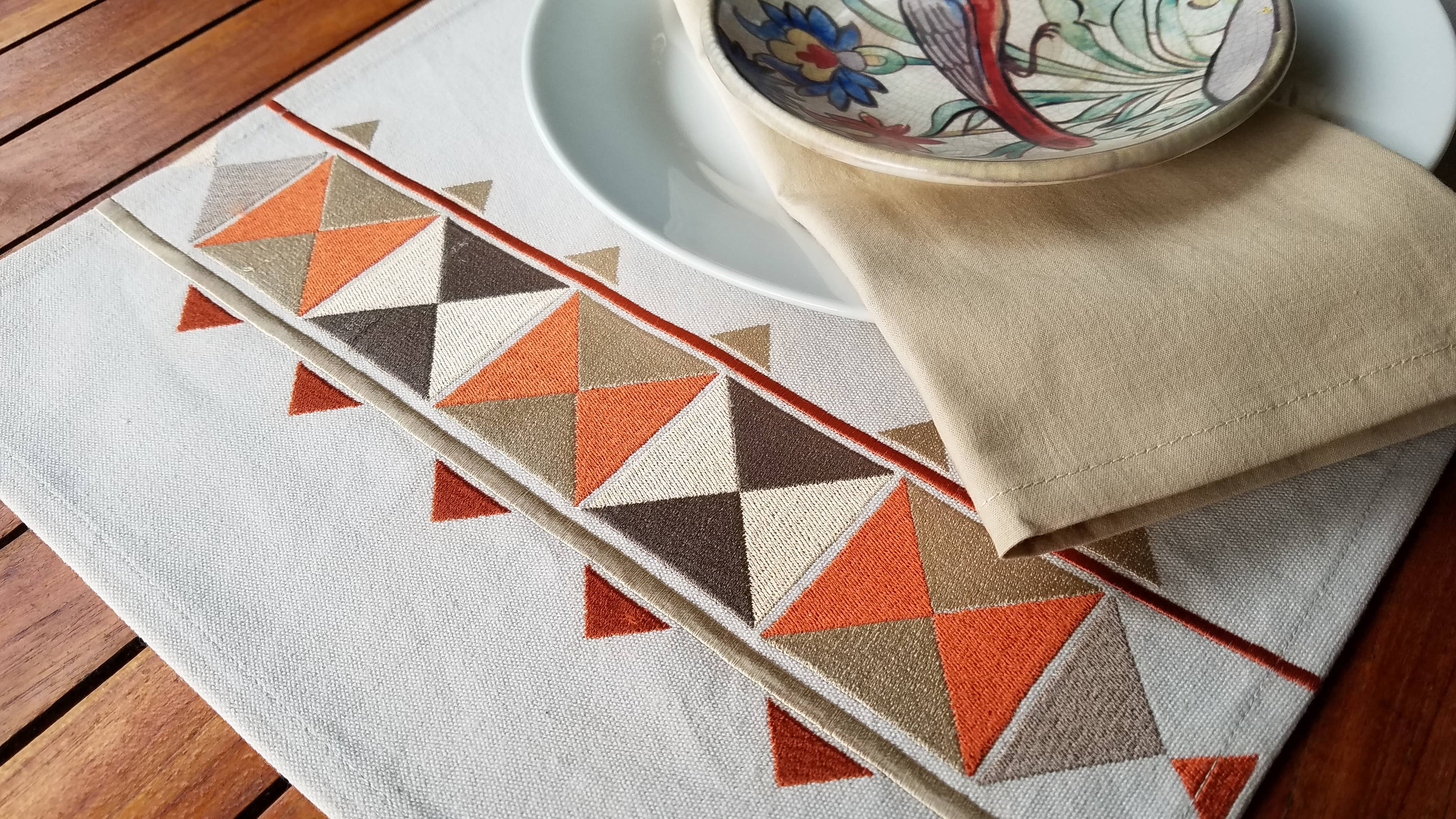 Indigostep – Engroshandel Dækkeserviet – Bomuld dækkeservietter broderet med efterårsfarvede trekanter1