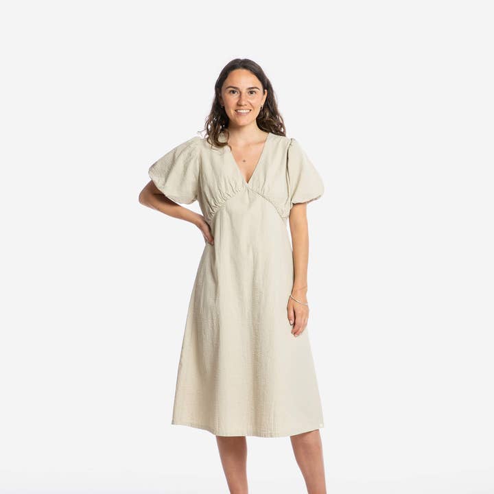 Robe à col en V sable pour la vente par Matona