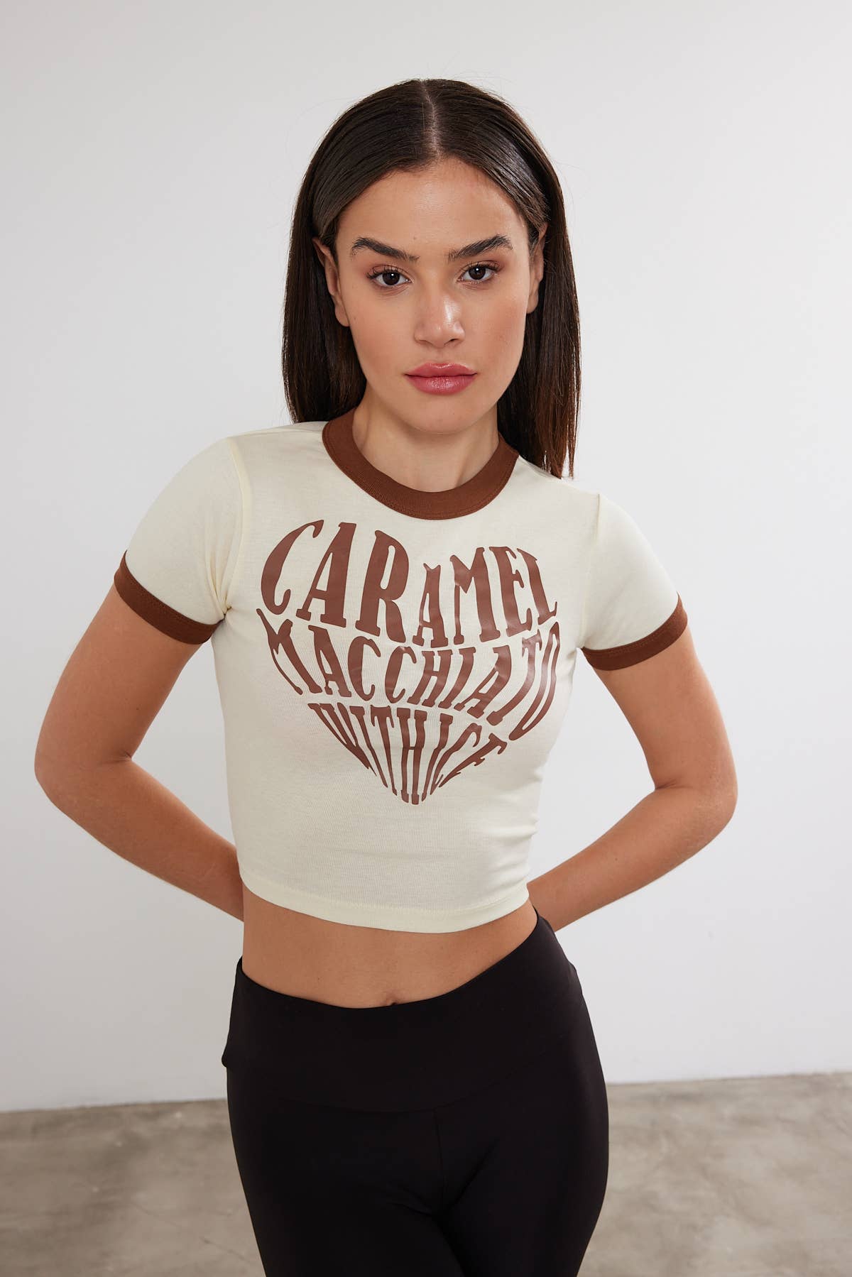 VAV NEW YORK – T-shirt estampada - Mulher por atacado – T-shirt de mulher com estampa de coração cortado Crop Top com estampa de coração0