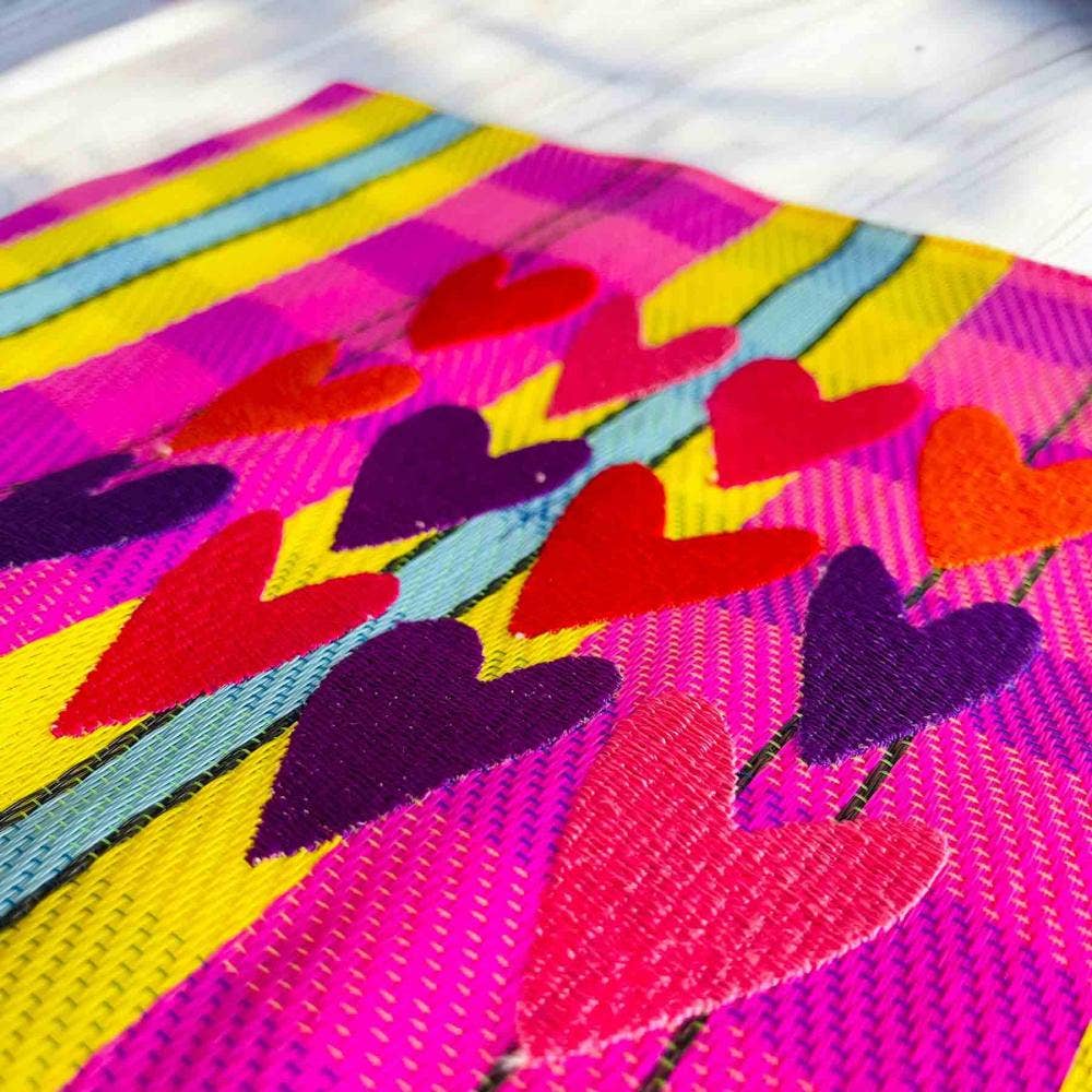 NOÏ Hamburg – Engroshandel Kosmetiktaske – NOÏ Hamburg XL kosmetiktaske med 12 hjerter, genbrugt plastik2