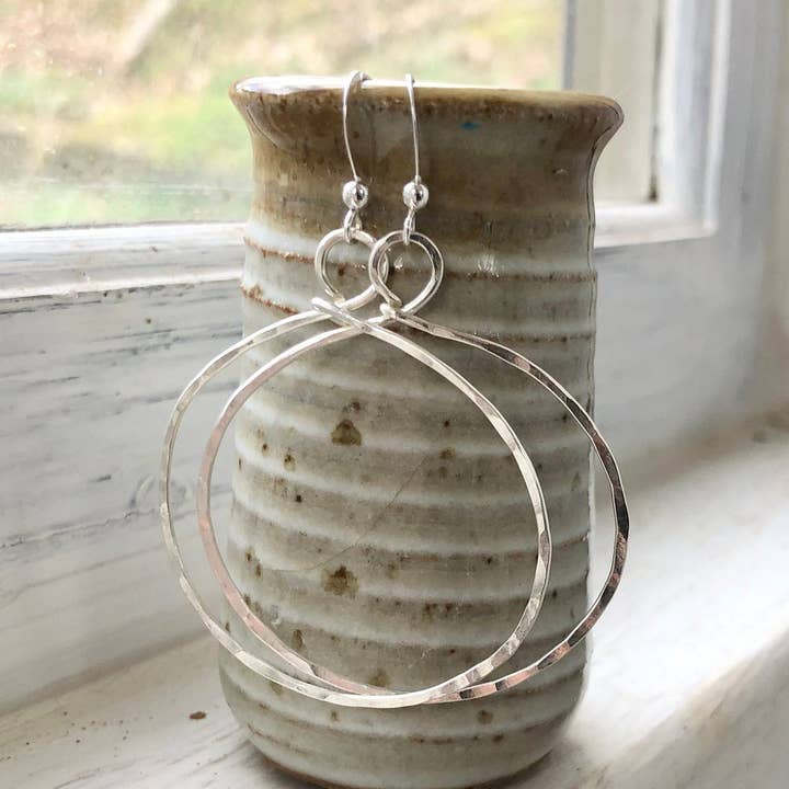 Brincos de argola martelado em prata 925 por atacado de Rising Dawn Boutique