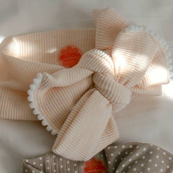 Cravatta oversize con fiocco color avorio sul copricapo per la vendita all'ingrosso da parte di Bloom Headwraps