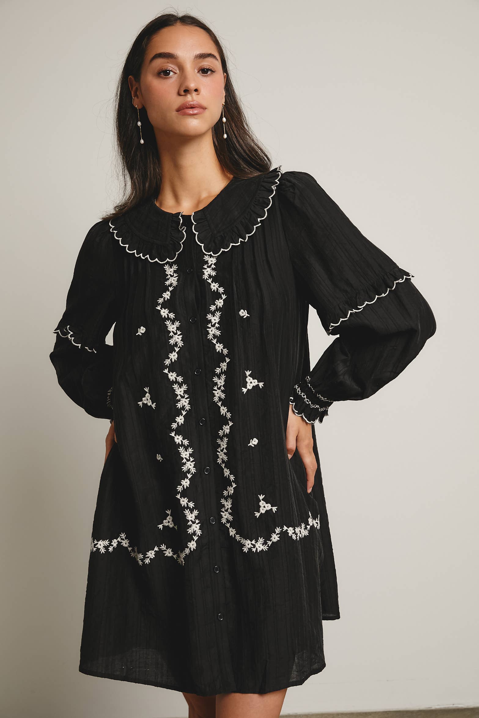 Forte – wholesale Klänning - Dam – Broderad klänning med volangkrage i bomull FD00033