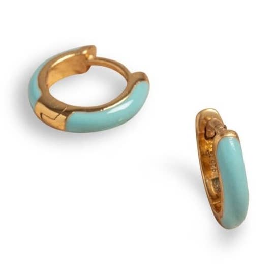 Boucles d'oreilles huggie en or émaillé turquoise pour la vente par Claire Hill Designs