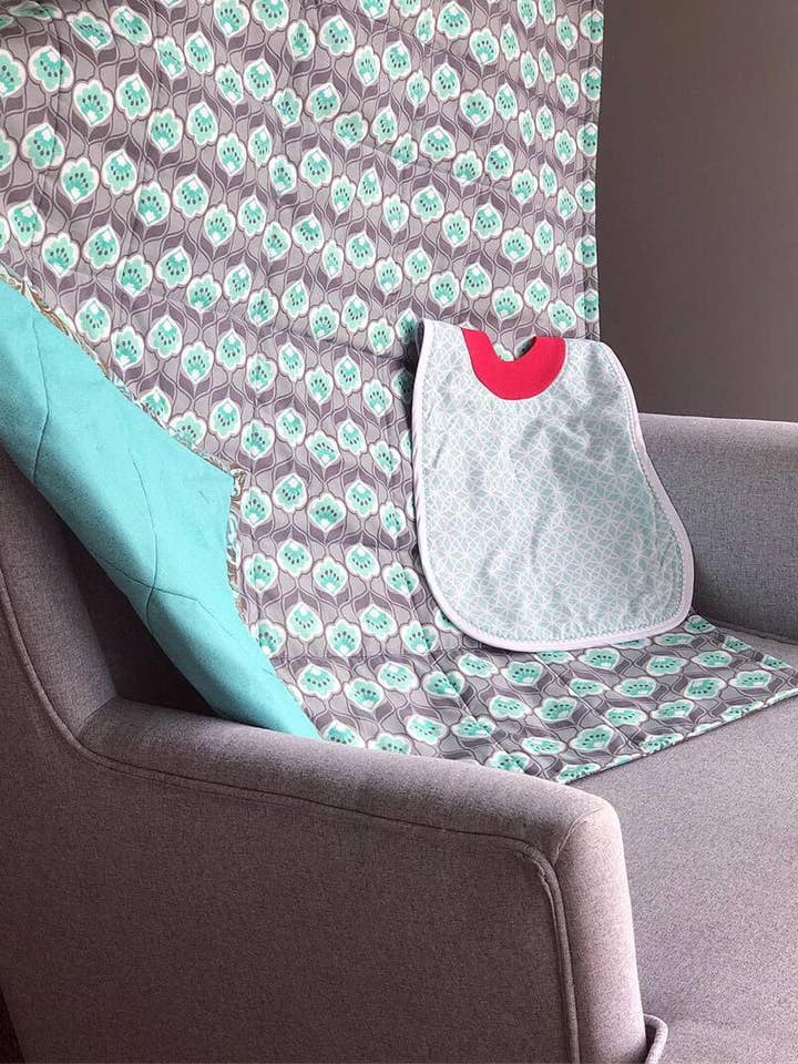 Turkis Art Deco Blomst Playmat Quilt med hagesmæk for engroshandel hos Made by Gabbee