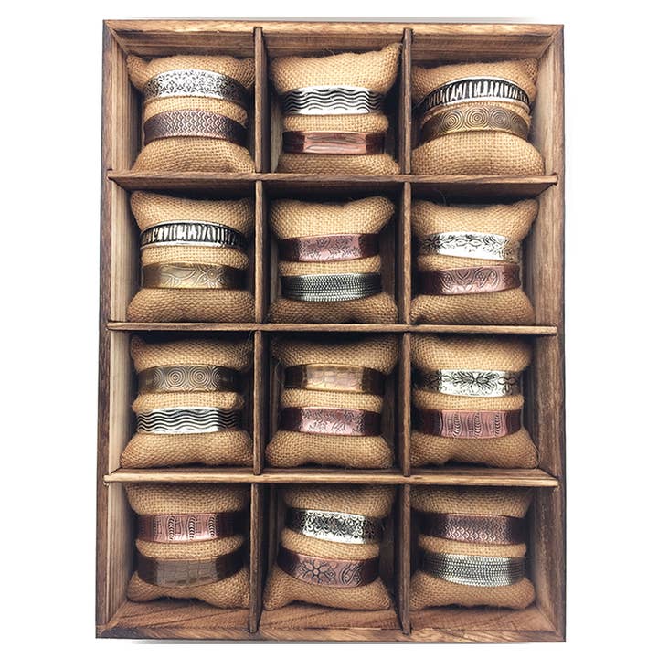 Anju Jewelry - Wholesale Sieradenstandaard en display - Houten displaytray met 12 vakken en jute kussens1