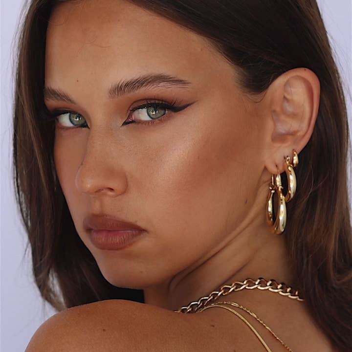 Luv AJ – Engroshandel Huggie-øreringe – Almindelig Amalfi Huggies- Guld2