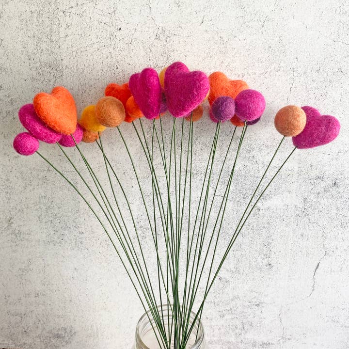 Oakwind Hollow - Venta al por mayor Flores artificiales - Bouquet de flores de fieltro con forma de corazón para solteros y tulipanes