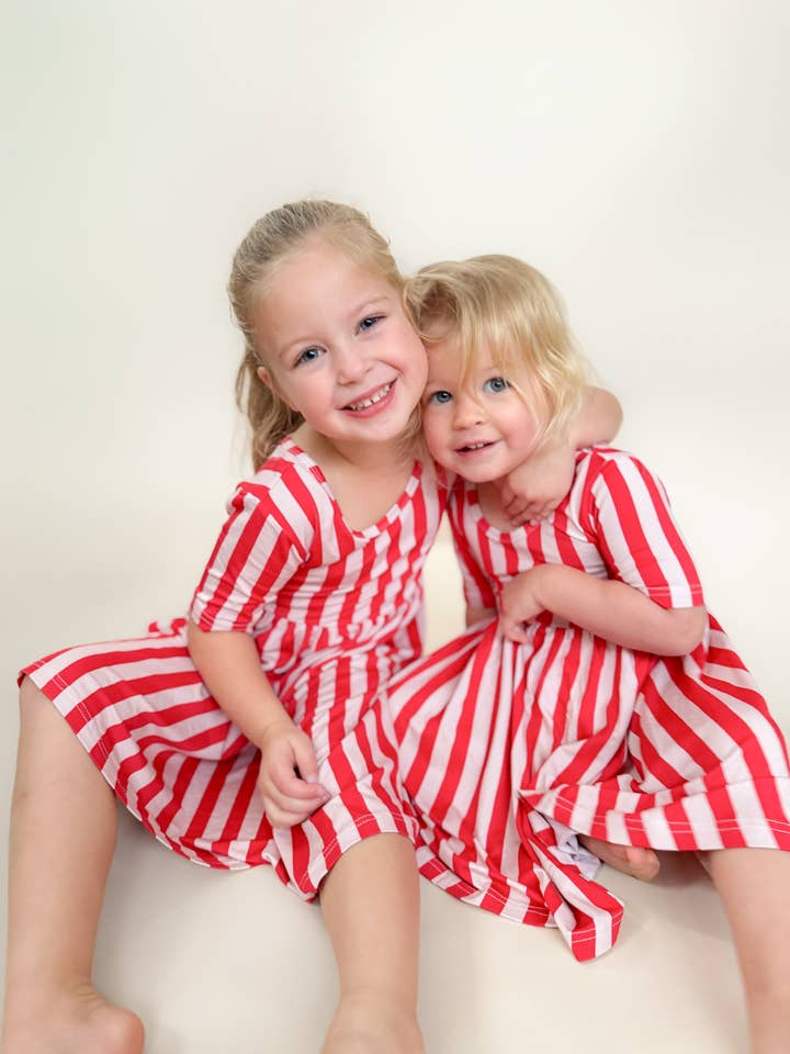 Rødstribet feriekjole - Pigetøj - Julen 2025 for engroshandel hos Polished Prints