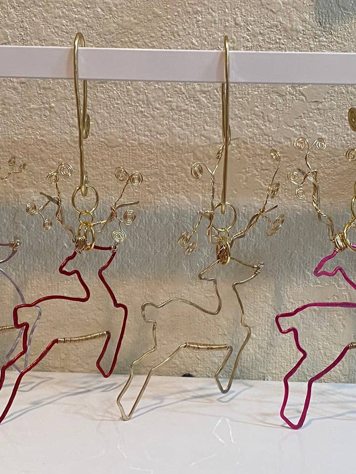 Reno Volador con Cuernos Rizados - Adorno de Navidad para venta al por mayor de Angela Catirina Jones