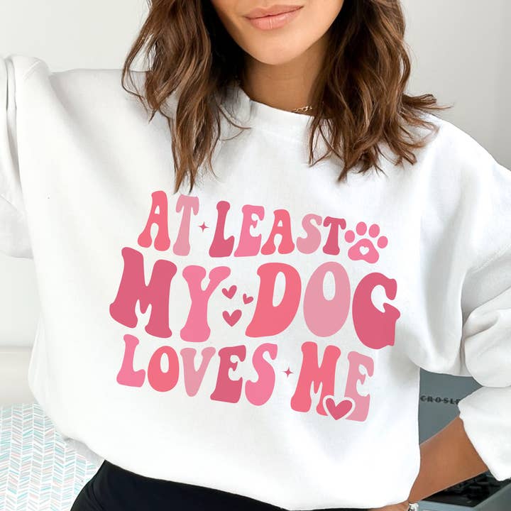 I det mindste elsker min hund mig Retr0 Valentinsdag sweatshirt for engroshandel hos Dog Mom Apparel
