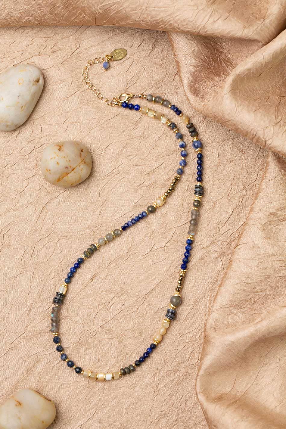 Anne Vaughan Designs Jewelry – wholesale Pärlband/Pärlhalsband – Blue Moon 16.5-18.5" Lapis Lazuli, pyrit, Sodalit, Labradorit, Pärlemorcollagehalsband
