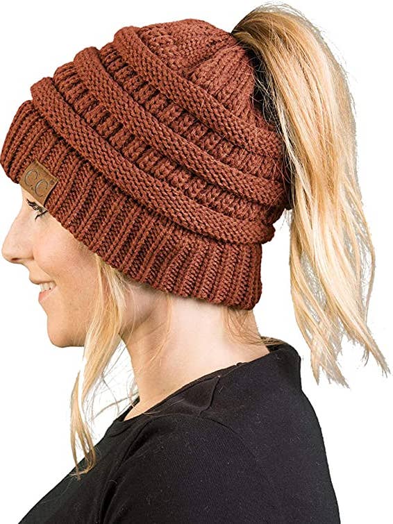 BeanieTail Messy Bun Beanie - Rust for engroshandel hos Funky Junque