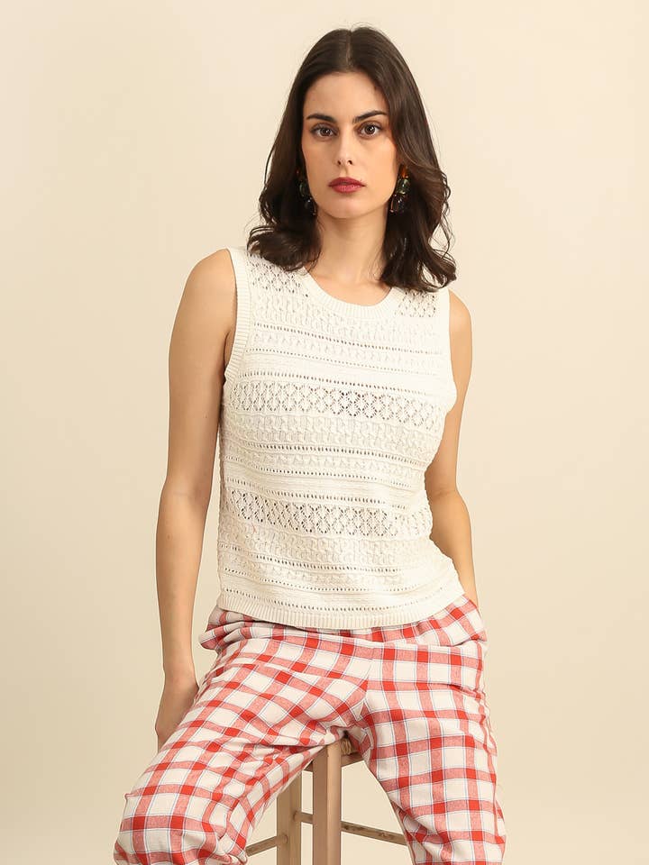 Top em malha ajourada sem mangas - A1585 por atacado de Daphnea