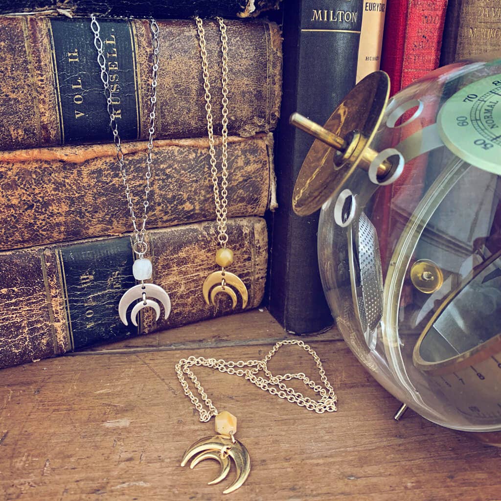 Peacock & Lime – Großhandel Kette mit Anhänger/Charm – Apollo und Artemis/Halskette mit doppeltem Halbmond1