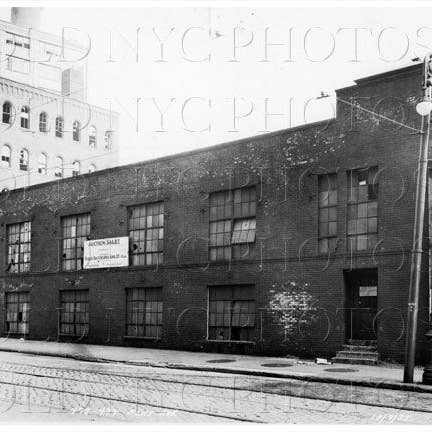 495-499 Kent Ave con letrero de venta en subasta Williamsburg 1936 para venta al por mayor de Old NYC Photos